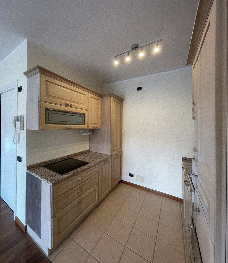 Cucina separata nello stato originario dell’appartamento a Campione d’Italia. Separate kitchen in the original apartment layout in Campione d’Italia.