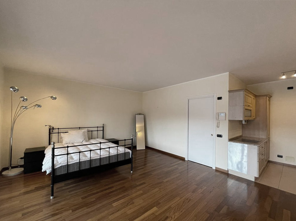 Stato originario dell’appartamento di 50 m², con zona notte e soggiorno nello stesso ambiente. Original condition of the 50 m² apartment, with the sleeping and living areas in the same room.